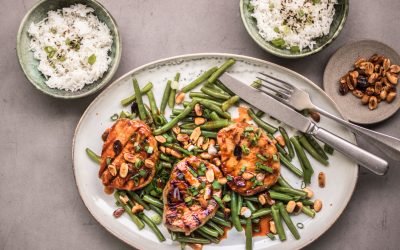 Gegrillte Schnitzel mit Limetten-Gochujang Sauce, Erdnüssen und grünen Bohnen