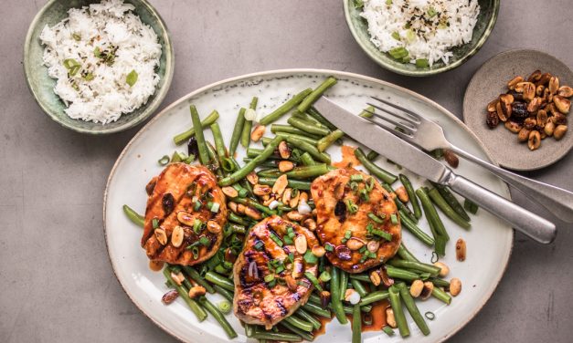 Gegrillte Schnitzel mit Limetten-Gochujang Sauce, Erdnüssen und grünen Bohnen