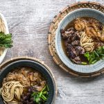 Französisch-Asiatische Zwiebelsuppe mit Kalbsbäckchen und Ramen