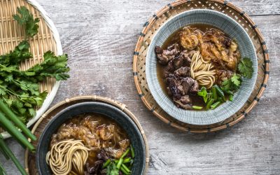 Französisch-Asiatische Zwiebelsuppe mit Kalbsbäckchen und Ramen