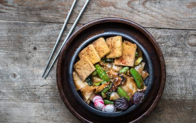 Knuspriger Tofu mit Chili-Sesam Sauce und Reisnudeln