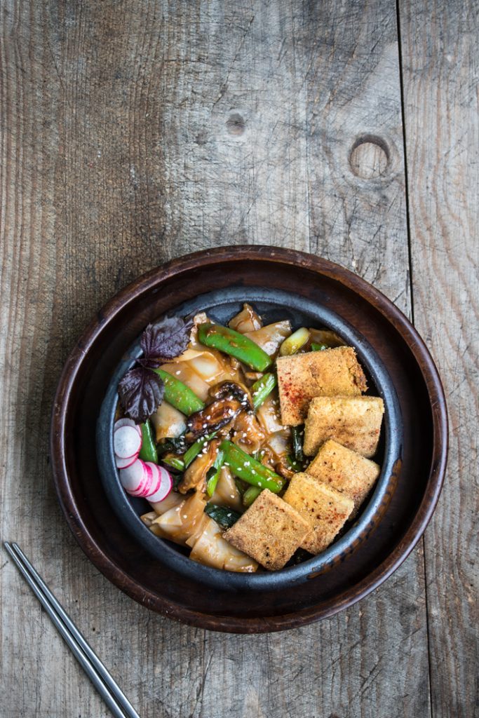 Knuspriger Tofu mit Chili-Sesam Sauce und Reisnudeln - Dinner um Acht