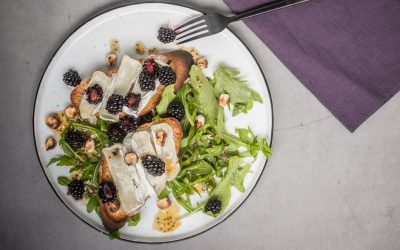 Brombeeren, Ziegenkäse und Rucola Tartines mit Haselnüssen