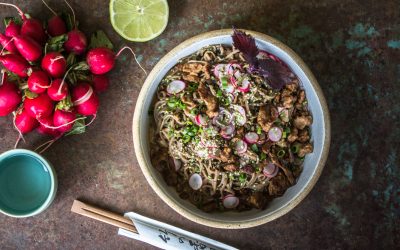Soba Nudeln mit Radieschen und geröstetem Seitan