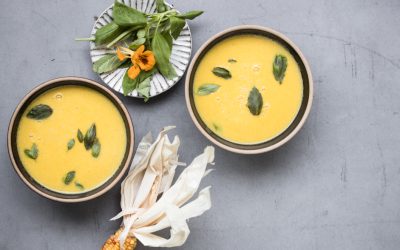 Samtige Maissuppe mit Safran und Basilikum