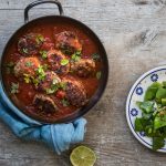 Griechische Hackbällchen in würziger Tomatensauce