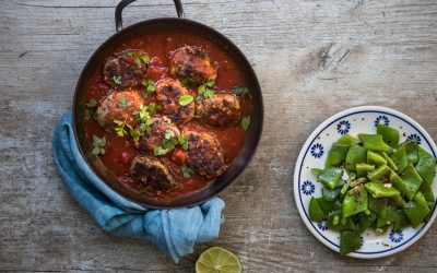 Griechische Hackbällchen in würziger Tomatensauce