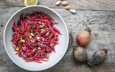 Salat von bunter Bete und Karotten mit Minze, Tahini und Pistazien