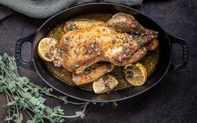 Ein Huhn mit Feta, Oregano und Zitronen