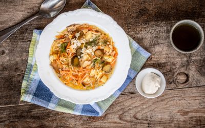 Köstliches aus der Ukraine – Pilzbrühe mit Graupen, Wurzelgemüse und sauren Gurken