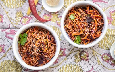 Soba Nudelsalat mit Zucchini und koreanischem Gochujang-Dressing
