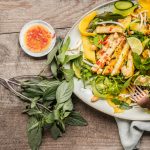 Mango-Kräuter Salat, gewürzte Schweinelende und Limetten-Chili-Dressing mit Fischsauce