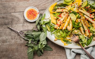 Mango-Kräuter Salat, gewürzte Schweinelende und Limetten-Chili-Dressing mit Fischsauce
