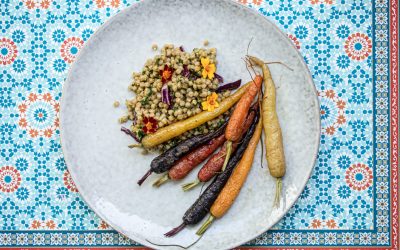 Ofengeröstete Möhren mit Vadouvan-Möhrenkraut-Couscous und einer Prise Flugchaos