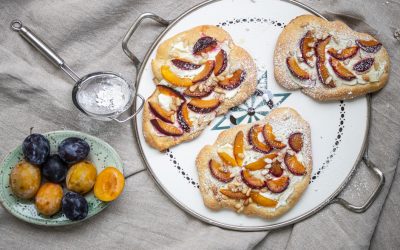 Hefefladen mit Zwetschgen, Ziegenkäse und Honig
