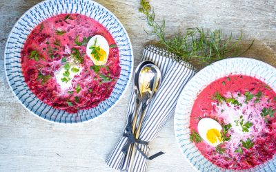 Eisgekühlte Sommersuppe mit Rote Bete, Joghurt und Kräutern