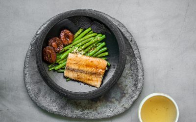 Teriyaki Lachs mit Sesambutter-Bohnen und Ingwer-Chili-Zwetschgen