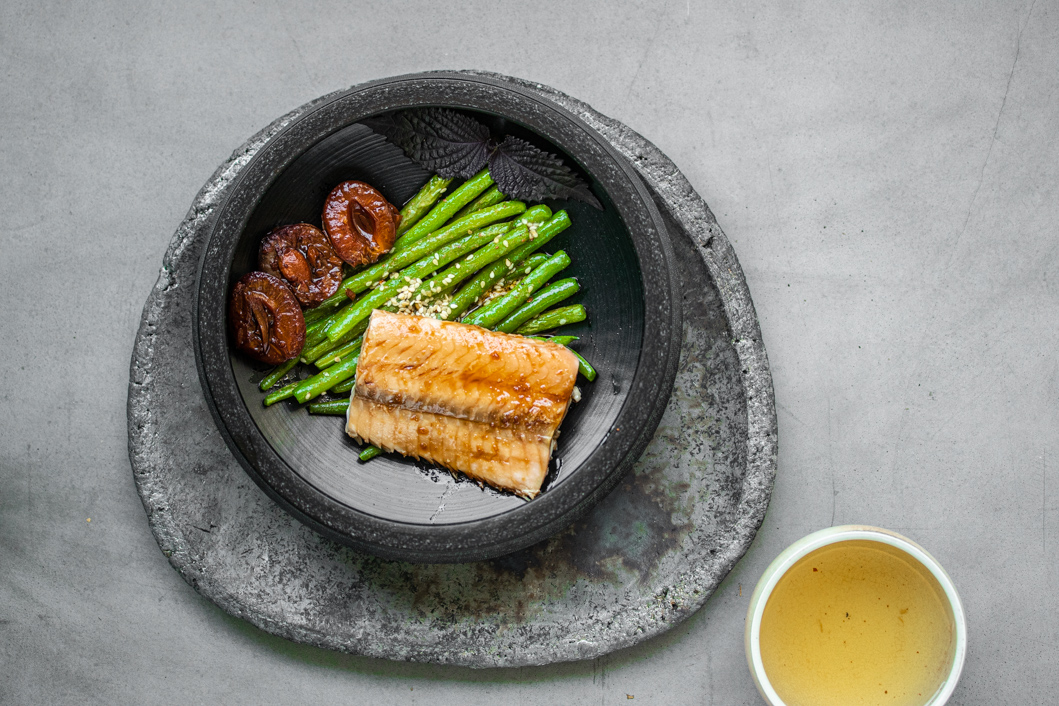 Teriyaki Lachs mit Sesambutter-Bohnen und Ingwer-Chili-Zwetschgen ...