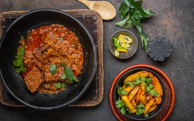 Geschmorte Zwerchrippe mit Kokos, Zwiebeln und Curryblättern