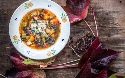 Herbstliche Minestrone mit Schwarzkohl, Bohnen und getrockneten Tomaten