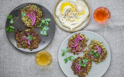 Broccoli-Quinoa Fritters mit Hummus aus gerösteten Kichererbsen (vegan)