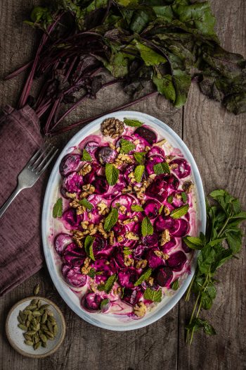 Rote Bete mit Kardamom-Joghurt, Walnüssen und Minze - Dinner um Acht