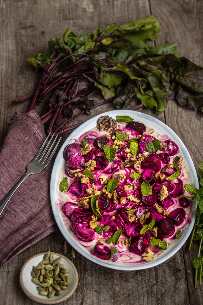 Rote Bete mit Kardamom-Joghurt, Walnüssen und Minze - Dinner um Acht