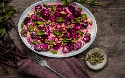 Rote Bete mit Kardamom-Joghurt, Walnüssen und Minze