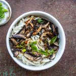 Cremige Udon Nudeln in veganer Cashew Sauce mit Pilzen