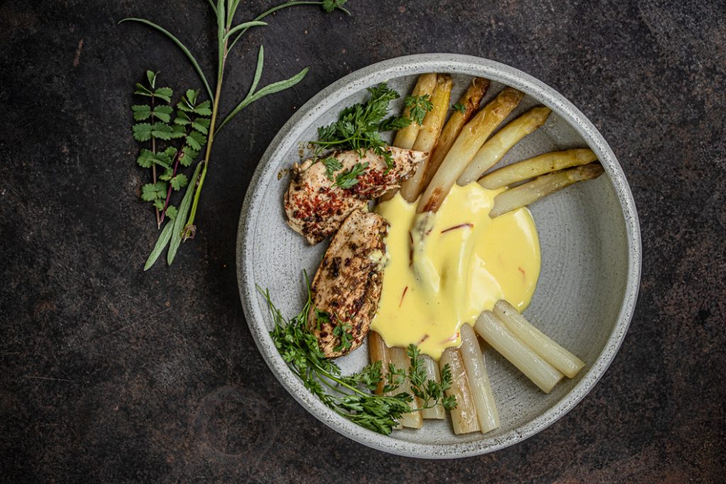 Gebratener Spargel mit Safran-Béchamel und Zatar Hühnchen - Dinner um Acht Gebratener Spargel mit Safran-Béchamel und Zatar Hühnchen - Dinner um Acht