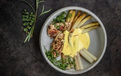 Gebratener Spargel mit Safran-Béchamel und Zatar Hühnchen