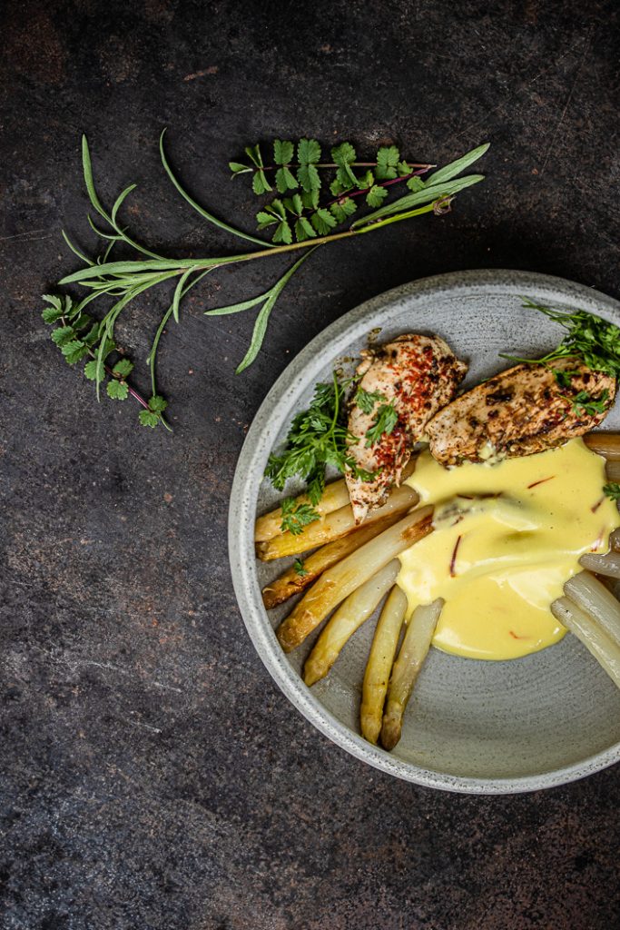 Gebratener Spargel mit Safran-Béchamel und Zatar Hühnchen - Dinner um Acht Gebratener Spargel mit Safran-Béchamel und Zatar Hühnchen - Dinner um Acht