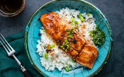 Glasierter Lachs auf Sushireis