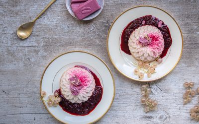 Mandel Panna Cotta mit Rote Bete-Rhabarber Schokolade und Rote Bete-Himbeer Sauce