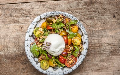 Tomatensalat mit Burrata, Rucola und Pinienkernen inspiriert vom Kustermann Sommerfest