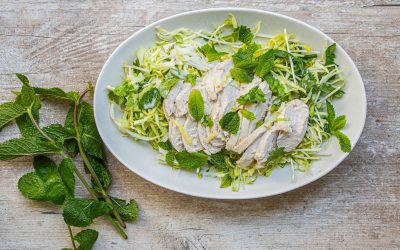 Kokosmilch-Zitronengras pochiertes Huhn mit Reisnudeln, Zucchini und Spitzkohlsalat