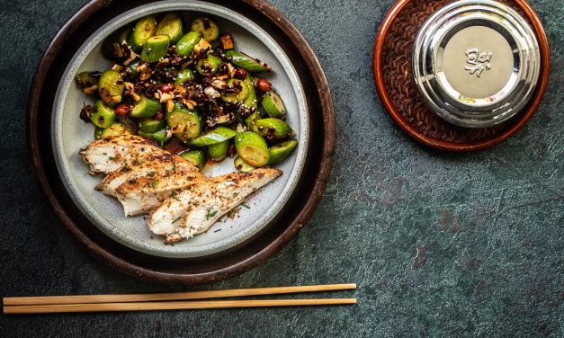 Gurkensalat mit chinesischem Chiliöl-Dressing und Huhn