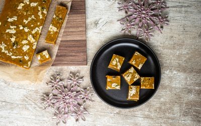 Golden Kurkuma Latte Fudge mit Schokolade, Orangen, Cranberries und Blattgold