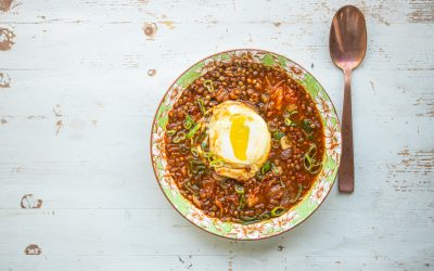 Linseneintopf mit Kimchi und pochiertem Ei