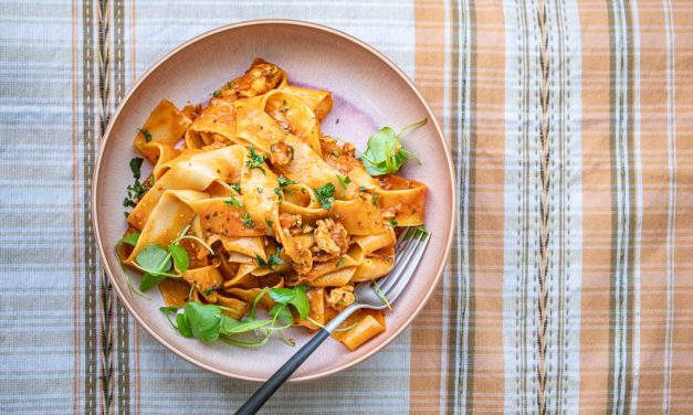 Nudeln mit Huhn und Paprika-Muskat Sauce