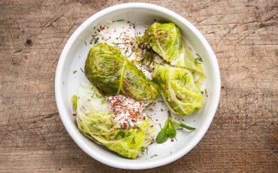 Frühlingsfrische zitronige Wirsingröllchen mit Sumach und Sauerrahm