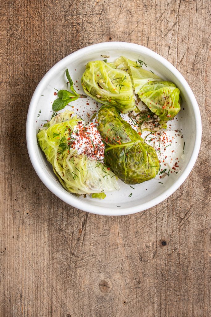 Frühlingsfrische zitronige Wirsingröllchen mit Sumach und Sauerrahm ... Frühlingsfrische zitronige Wirsingröllchen mit Sumach und Sauerrahm ...