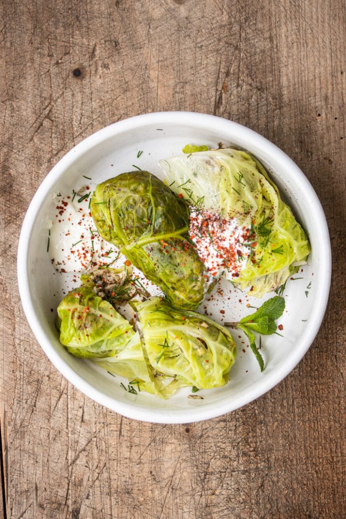 Frühlingsfrische zitronige Wirsingröllchen mit Sumach und Sauerrahm ... Frühlingsfrische zitronige Wirsingröllchen mit Sumach und Sauerrahm ...