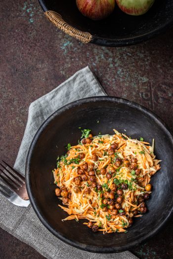 Frühlingsfrisch: Karotten-Apfel-Gurken Salat mit knusprigen ...