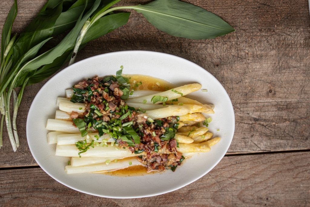 Spargel mit brauner Butter, Miso, Speck und Bärlauch - Dinner um Acht