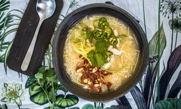 „Chicken’n Rice“ Suppe mit Chili und Rauchmandeln