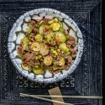 Koreanisches Rindfleisch mit Gurken und Zucchini