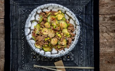Koreanisches Rindfleisch mit Gurken und Zucchini