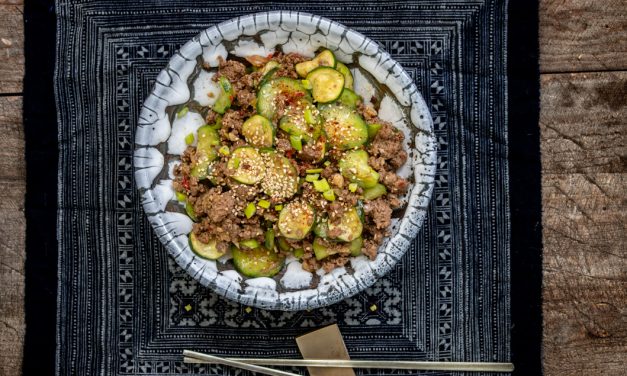Koreanisches Rindfleisch mit Gurken und Zucchini