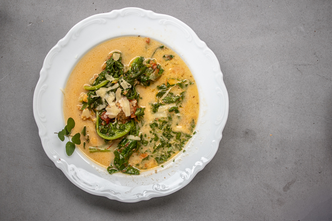Kichererbsen-Parmesan Suppe mit getrockneten Tomaten, Mangold und Salsiccia